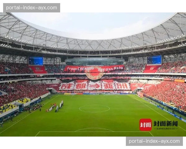 看台惊现巨型冠军星旗,成都凤凰山主场球迷庆祝球队顶级联赛第300战 看台惊现巨型冠军星旗,成都凤凰山主场球迷庆祝球队顶级联赛第300战